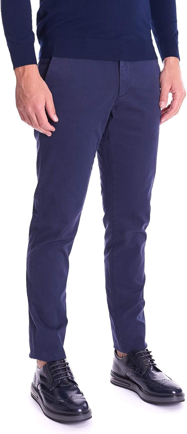 'Pantalone Trussardi Jeans Aviator Fit indossato in contesto urbano'