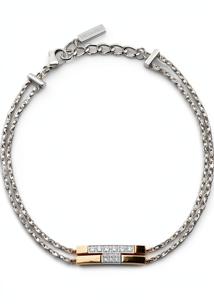 Bracciale Trussardi T-LOGO donna acciaio inossidabile indossato su polso femminile accanto a una tazza di caffè